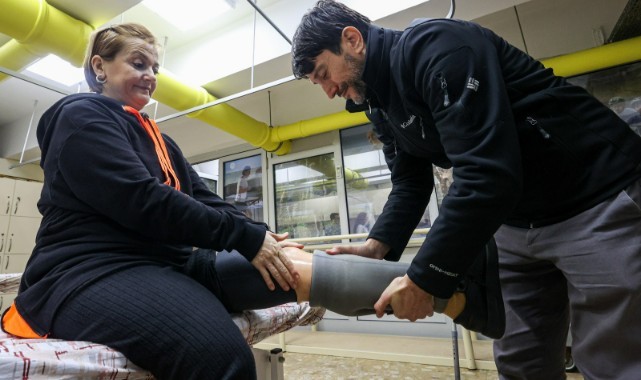 Depremzede öğretmen,dermanı İzmir'de buldu!