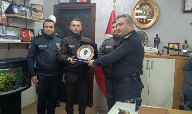 Dolanan bayrağı düzelten bekçilere plaket!