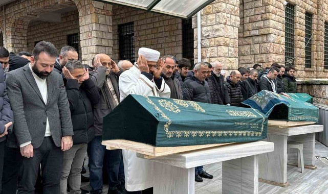 Düzce otomobil kazasında hayatını kaybeden aile toprağa verildi