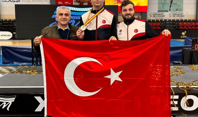 Eskrimci Toprak Altınçekiç'ten gümüş madalya