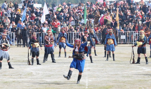 İzmir’de deve güreşi festivaline yoğun ilgi