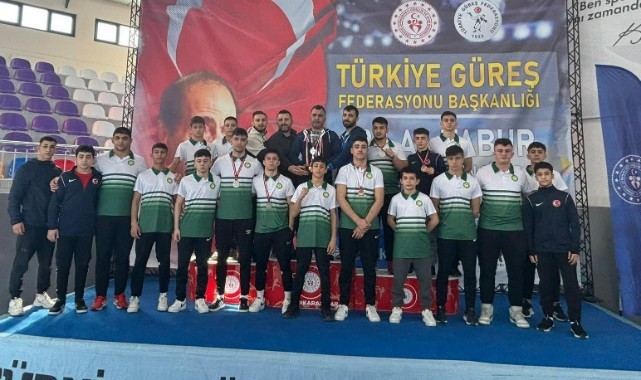 Manisa BBSK'lı Güreşçiler 6 madalya ile döndü