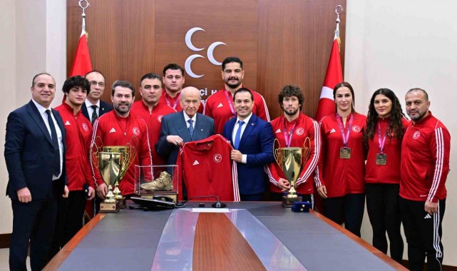 MHP Lideri Bahçeli, şampiyon güreşçileri ağırladı 