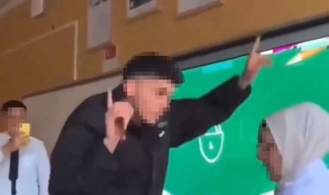 Öğretmenin karşısında oynayıp video çektiler! Disiplin soruşturması başlatıldı..