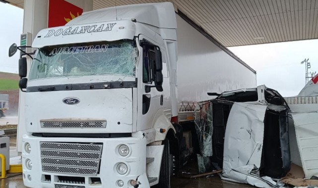 Takla atan minibüs akaryakıt istasyonuna girdi: 2 yaralı