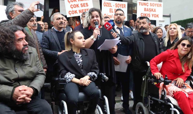 Tunç Soyer destekçilerinden CHP İzmir İl Başkanlığı önünde protesto
