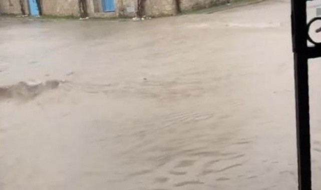 Ünlü tatil merkezi Çeşme'de caddeler göle döndü