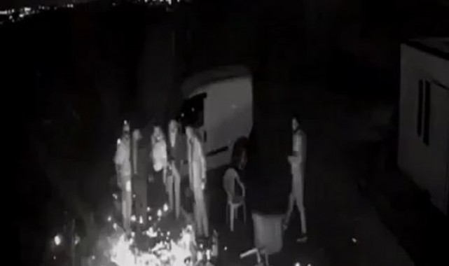 Yaktıkları mangal ateşi patladı, o anlar kameraya yansıdı