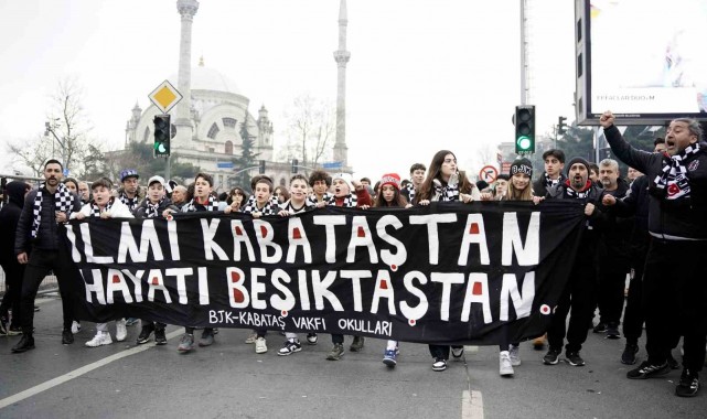 Beşiktaş taraftarından derbide takımlarına büyük destek