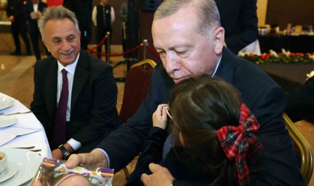 Cumhurbaşkanı Erdoğan: "Türkiye ekonomisinin lokomotifi olan İstanbul'u belediyecilik hizmetlerinde tekrar zirveye taşıyacağız"