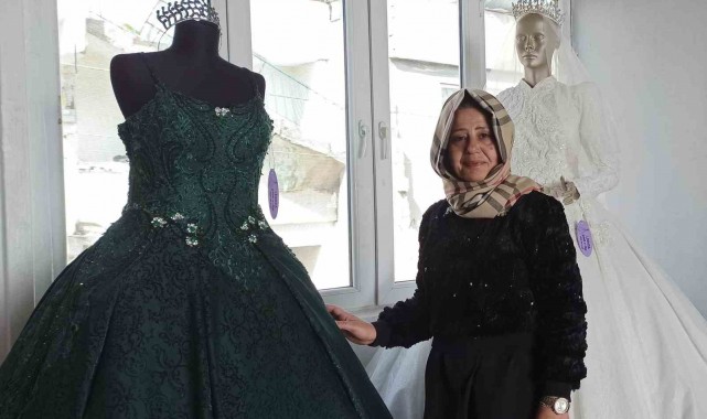 Depremzede kadın, evinin çatısında gelinlik ve abiye satışına başladı