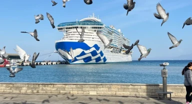 Dünyanın en büyük kruvaziyer gemisi Kuşadası'nda