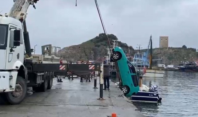 Gece saatlerinde denize düşen otomobil çıkartıldı