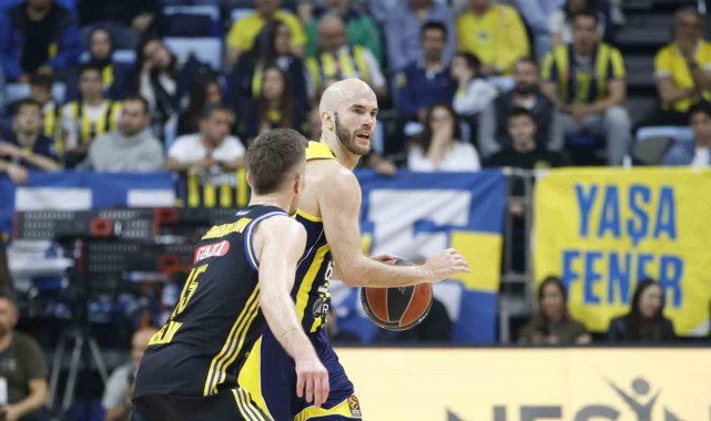 Hayes-Davis rekor kırdı, Fenerbahçe farklı kazandı