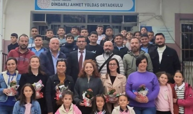 İlçe Milli Eğitim Müdüründen kadın öğretmenlere çiçekli kutlama!
