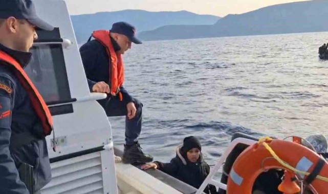 İzmir açıklarında canpazarı:22 düzensiz göçmen yakalandı, 52'si kurtarıldı!