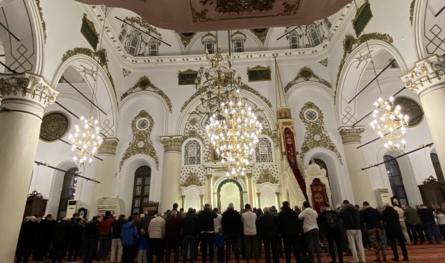 İzmir'de mübarek Ramazan ilk teravih ile başladı