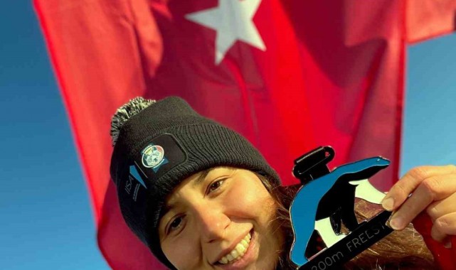 İzmirli Bengisu, Buz Yüzme Şampiyonası'nda altın madalya kazandı
