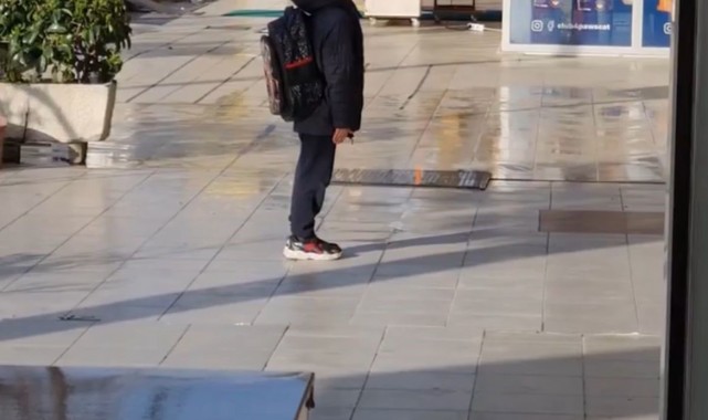 Küçük çocuk Türk bayrağının karşısına geçip İstiklal Marşı okudu
