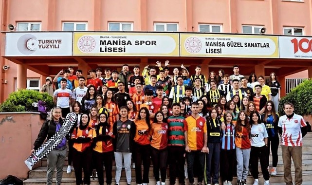 Manisa'da tuttukları takımların formalarıyla okula geldiler