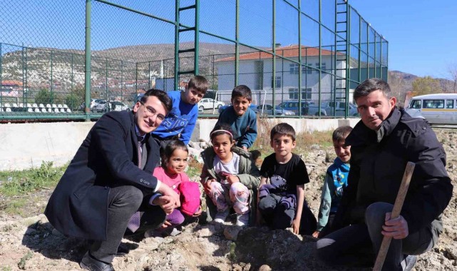 Manisa'da fidanlar toprakla buluştu