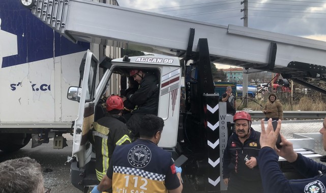 Manisa'da kamyonet tıra arkadan çarptı: 1 yaralı!
