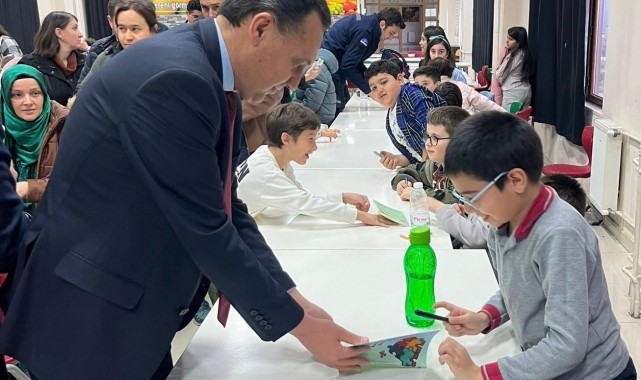 Manisa'da küçük yazarlar ilk eserlerini imzaladı
