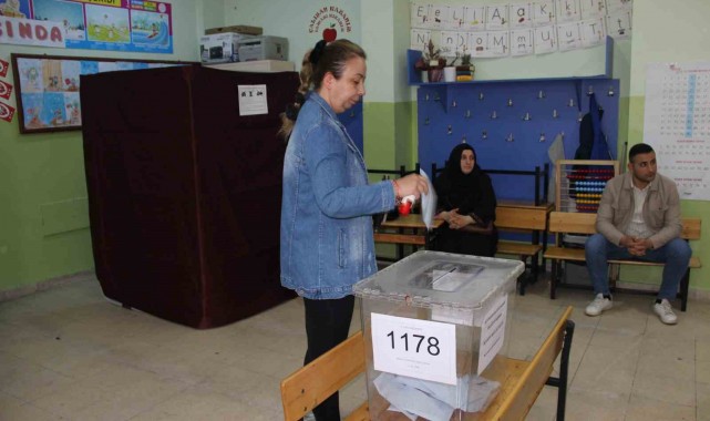 Manisalılar oy kullanmaya başladı