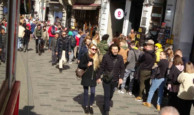 Rusya vatandaşları oy vermek için konsolosluk önünde uzun kuyruklar oluşturdu