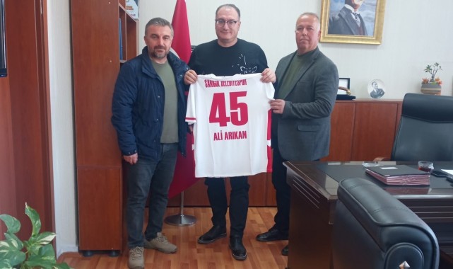 Şampiyon takımdan Kaymakam Arıkan'a hatıra forma