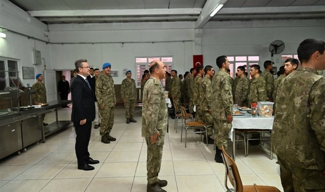 Vali Ünlü, vatani görevini yapan er ve erbaşlarla iftar yaptı