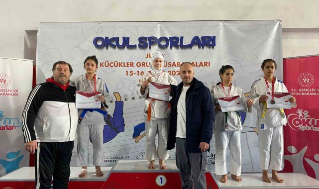 Yunusemreli küçük judocular Kütahya'da 5 madalya kazandı