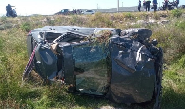 Alaçatı'da karşı şeride geçen araç takla attı: 1 ölü, 1 ağır yaralı