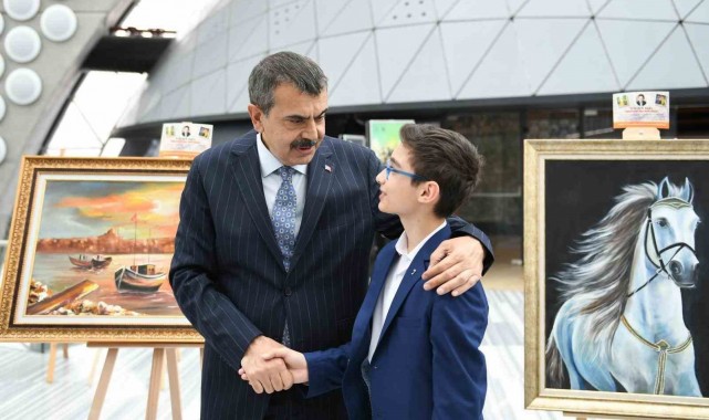 Bakan Tekin şehit polis memuru Hüseyin Gül'ün oğlu Talha'nın sergisini ziyaret etti
