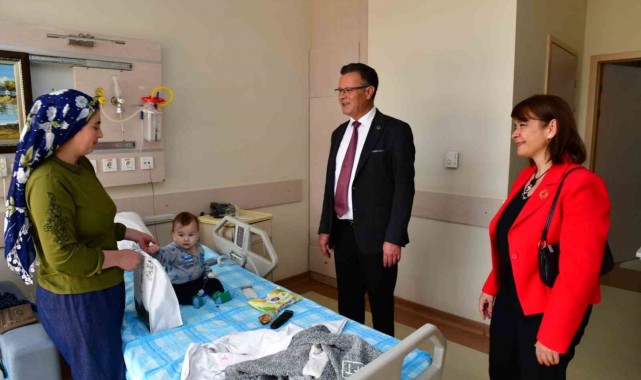 Başkan Öküzcüoğlu hastanede tedavi gören çocukların bayramını kutladı