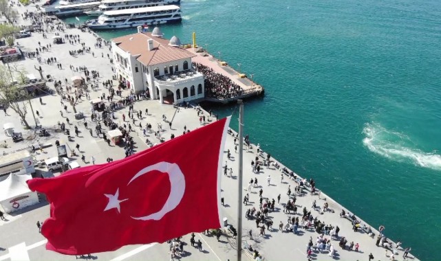 Bayramın ilk gününde trafik ve vapur iskelelerinde yoğunluk yaşandı