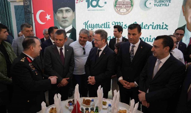 CHP Genel Başkanı Özel Manisa'da bayramlaşma törenine katıldı
