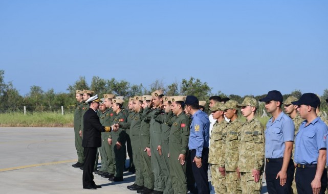 Deniz Kuvvetleri Komutanı Oramiral Ercüment Tatlıoğlu, görevi başında bulunan personelle bayramlaştı