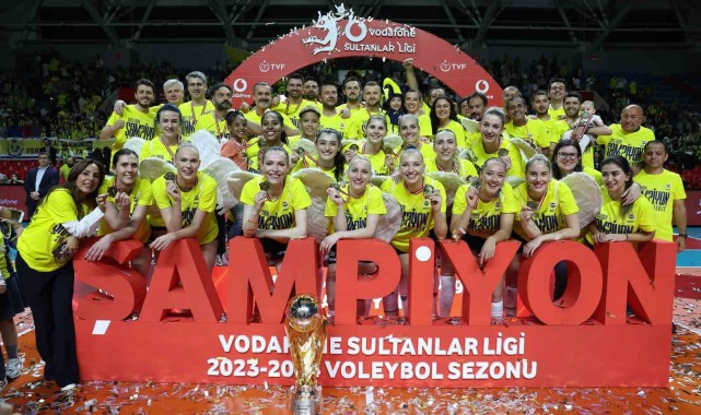 Fenerbahçe Kadın Voleybol Takımı, şampiyonluk kupasını kaldırdı