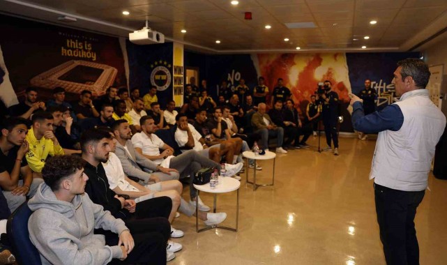 Fenerbahçe'de Başkan Ali Koç ve yönetim kurulu, futbol takımıyla bir araya geldi
