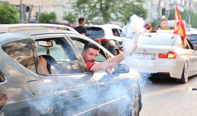 Göztepe Süper Lig'e çıktı, taraftar sokağa döküldü