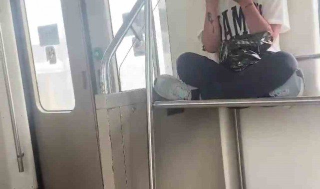 İZBAN'da uyuşturucu kullanan genç kız kamerada