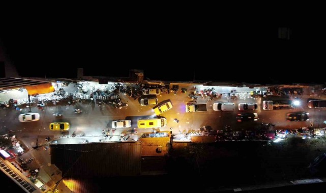 İzmir'de binlerce insan caddede kurulan tezgahlara akın etti