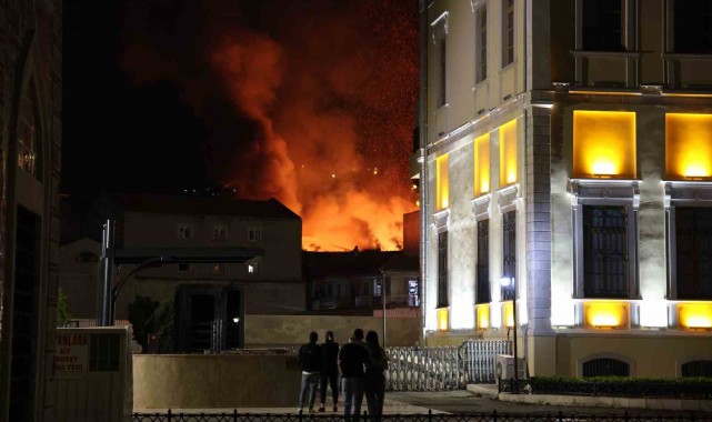 İzmir'de Tarihi Kemeraltı Çarşısı'ndaki büyük yangın kontrol altında