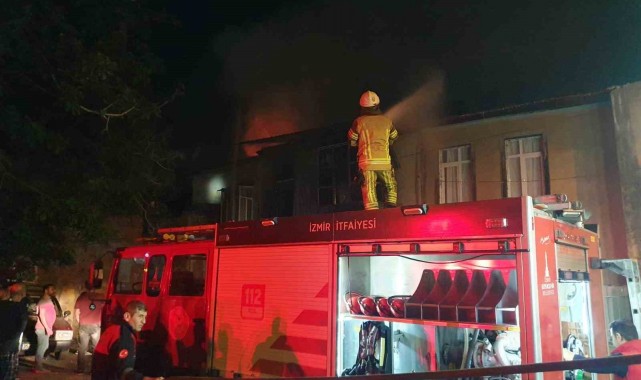 İzmir'de tekstil atölyesinde çıkan yangın, bitişikteki binaya da sıçradı