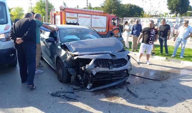 Manisa'da iki otomobil çarpıştı, 7 kişi yaralandı