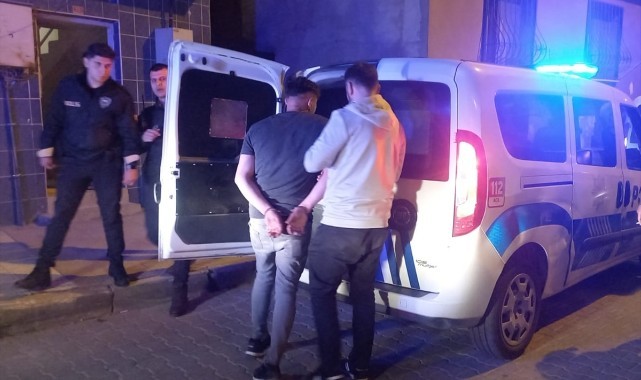 Manisa'da olaylı gece! Bekçi ve iki kişiyi bıçakladı