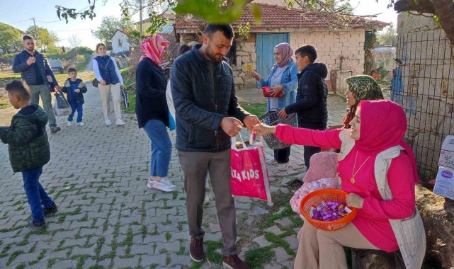 Manisa'da o mahallenin genci yaşlısı bayram şekeri topluyor