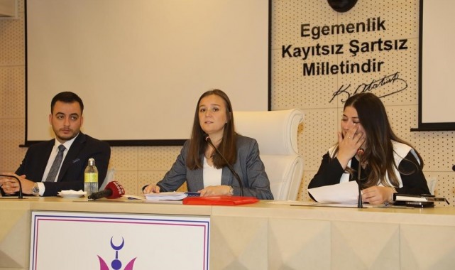 Manisa'nın ilk kadın Belediye Başkanı Durbay ilk meclisini yönetti