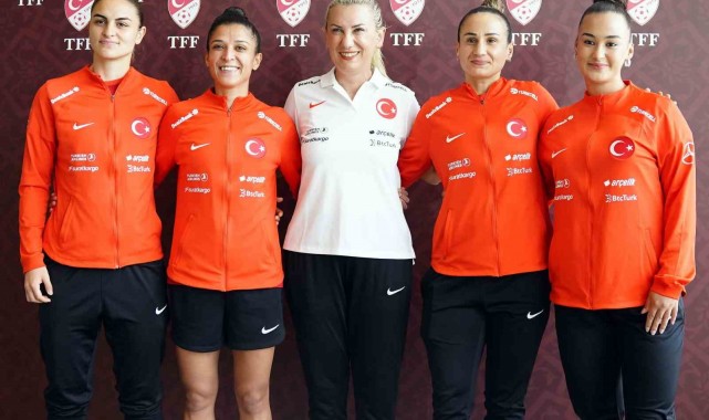 Necla Güngör Kıragası: "Kadın futbolunun gelişmesi için özveriyle çalışan oyuncularımız var"